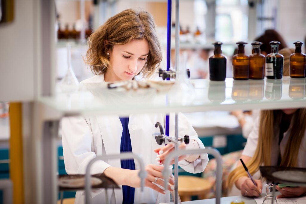 Zdjęcie przedstawia studentkę pracującą w laboratorium
